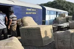 Rail Parcel App: స్టేషన్కు వెళ్లే పని ఇక లేదండోయ్.. నేరుగా మీ ఇంటికే రైల్వే పార్శిల్ డెలివరీ Rail Parcel App: స్టేషన్కు వెళ్లే పని ఇక లేదండోయ్.. నేరుగా మీ ఇంటికే రైల్వే పార్శిల్ డెలివరీ