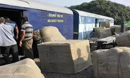 Rail Parcel App: స్టేషన్కు వెళ్లే పని ఇక లేదండోయ్.. నేరుగా మీ ఇంటికే రైల్వే పార్శిల్ డెలివరీ Rail Parcel App: స్టేషన్కు వెళ్లే పని ఇక లేదండోయ్.. నేరుగా మీ ఇంటికే రైల్వే పార్శిల్ డెలివరీ