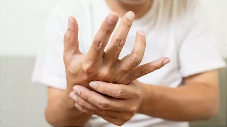Experiencing Tremors in Your Hands and Legs: చేతులు, కాళ్ళు వణుకుతున్నాయా? కేవలం నీరసమే అనుకుంటే పొరపాటే.. Experiencing Tremors in Your Hands and Legs: చేతులు, కాళ్ళు వణుకుతున్నాయా? కేవలం నీరసమే అనుకుంటే పొరపాటే..