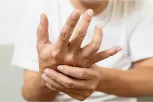 Experiencing Tremors in Your Hands and Legs: చేతులు, కాళ్ళు వణుకుతున్నాయా? కేవలం నీరసమే అనుకుంటే పొరపాటే.. Experiencing Tremors in Your Hands and Legs: చేతులు, కాళ్ళు వణుకుతున్నాయా? కేవలం నీరసమే అనుకుంటే పొరపాటే..