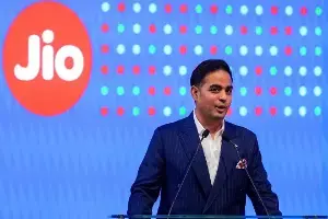 Jio IPO: 104 మంది నుంచి 80 లక్షల ఇన్వెస్టర్లకు.. ఇండియాలో సరికొత్త రికార్డు సృష్టించిన జియో Jio IPO: 104 మంది నుంచి 80 లక్షల ఇన్వెస్టర్లకు.. ఇండియాలో సరికొత్త రికార్డు సృష్టించిన జియో