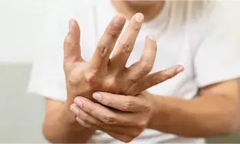 Experiencing Tremors in Your Hands and Legs: చేతులు, కాళ్ళు వణుకుతున్నాయా? కేవలం నీరసమే అనుకుంటే పొరపాటే..