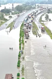 Cyclone Arnab: అర్నబ్ తుపాను బీభత్సం.. ఉత్తరాంధ్రలో ఉప్పొంగిన నదులు.. నీటమునిగిన గ్రామాలు, రహదారులు, రైల్వే మార్గాలు Cyclone Arnab: అర్నబ్ తుపాను బీభత్సం.. ఉత్తరాంధ్రలో ఉప్పొంగిన నదులు.. నీటమునిగిన గ్రామాలు, రహదారులు, రైల్వే మార్గాలు