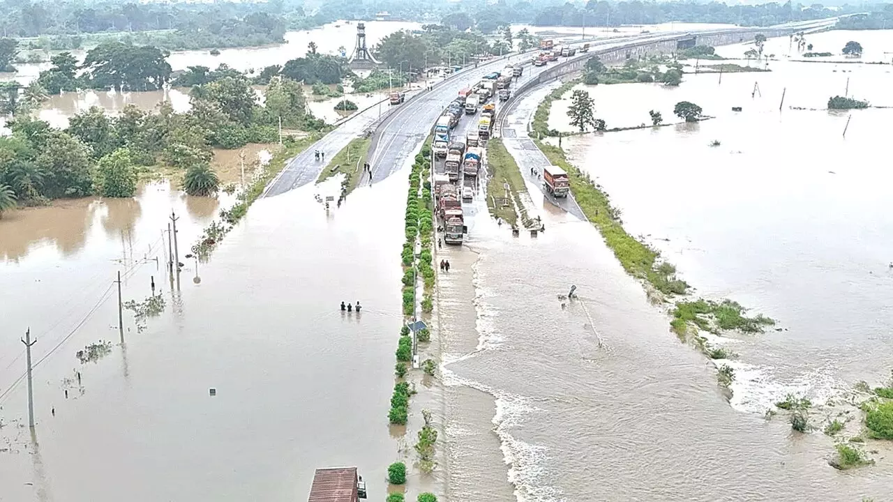 Cyclone Arnab: అర్నబ్ తుపాను బీభత్సం.. ఉత్తరాంధ్రలో ఉప్పొంగిన నదులు.. నీటమునిగిన గ్రామాలు, రహదారులు, రైల్వే మార్గాలు Cyclone Arnab: అర్నబ్ తుపాను బీభత్సం.. ఉత్తరాంధ్రలో ఉప్పొంగిన నదులు.. నీటమునిగిన గ్రామాలు, రహదారులు, రైల్వే మార్గాలు