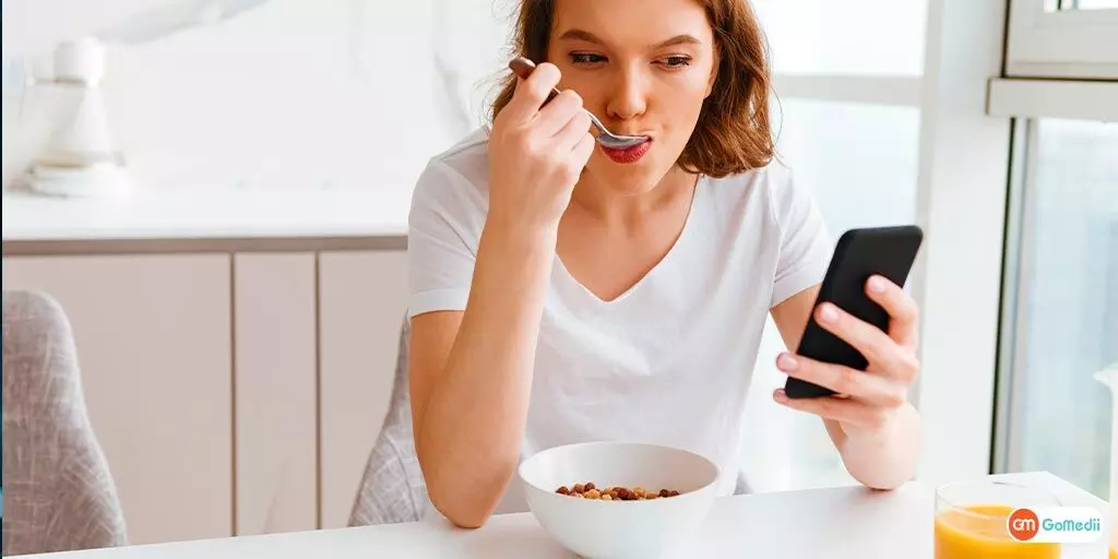 Watching Your Phone While Eating: భోజనం చేస్తూ ఫోన్ చూస్తున్నారా? అయితే ఈ తీవ్ర ఆరోగ్య సమస్యలు తప్పవు! Watching Your Phone While Eating: భోజనం చేస్తూ ఫోన్ చూస్తున్నారా? అయితే ఈ తీవ్ర ఆరోగ్య సమస్యలు తప్పవు!