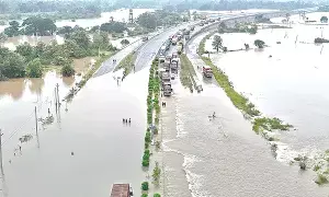 Cyclone Arnab: అర్నబ్ తుపాను బీభత్సం.. ఉత్తరాంధ్రలో ఉప్పొంగిన నదులు.. నీటమునిగిన గ్రామాలు, రహదారులు, రైల్వే మార్గాలు Cyclone Arnab: అర్నబ్ తుపాను బీభత్సం.. ఉత్తరాంధ్రలో ఉప్పొంగిన నదులు.. నీటమునిగిన గ్రామాలు, రహదారులు, రైల్వే మార్గాలు
