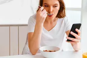 Watching Your Phone While Eating: భోజనం చేస్తూ ఫోన్ చూస్తున్నారా? అయితే ఈ తీవ్ర ఆరోగ్య సమస్యలు తప్పవు! Watching Your Phone While Eating: భోజనం చేస్తూ ఫోన్ చూస్తున్నారా? అయితే ఈ తీవ్ర ఆరోగ్య సమస్యలు తప్పవు!