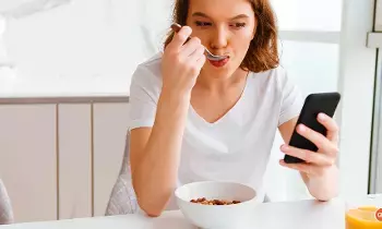 Watching Your Phone While Eating: భోజనం చేస్తూ ఫోన్ చూస్తున్నారా? అయితే ఈ తీవ్ర ఆరోగ్య సమస్యలు తప్పవు!