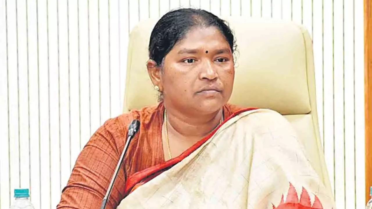 Minister Seethakka: రిజర్వాయర్ల నీటి నిల్వలపై నిరంతర పర్యవేక్షణ అవసరం: మంత్రి సీతక్క Minister Seethakka: రిజర్వాయర్ల నీటి నిల్వలపై నిరంతర పర్యవేక్షణ అవసరం: మంత్రి సీతక్క