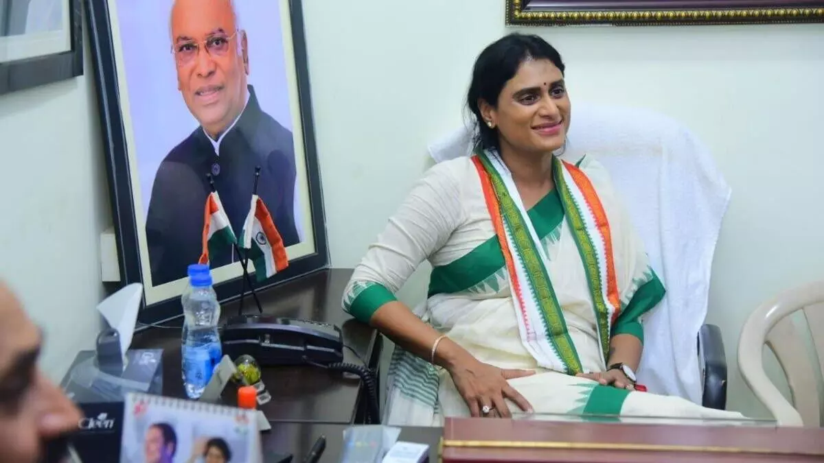 YS Sharmila: యలహంక ఆస్తి వివాదం.. కుమార్తె వివాహం వేరే చోట నిర్వహిస్తాం: వైఎస్ షర్మిల YS Sharmila: యలహంక ఆస్తి వివాదం.. కుమార్తె వివాహం వేరే చోట నిర్వహిస్తాం: వైఎస్ షర్మిల